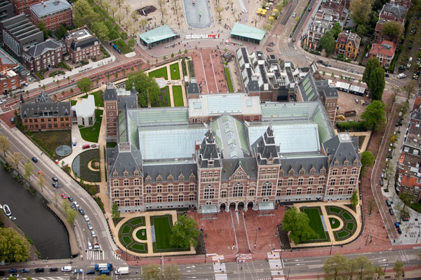 Marathon goes underneath Rijksmuseum