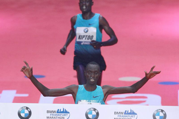 Kipruto wins stormy event