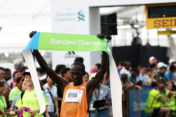 Kenneth Mungara wins Singapore Marathon 2014