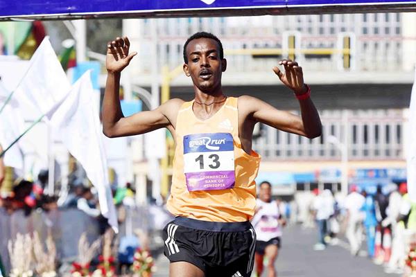 Tamirat Tola wins Dubai Marathon, Bekele falls